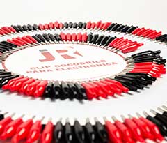 Clips Y Prensas Para Baterias/ CLIPS PARA BATERIA COCODRILO MINIATURA 5 AMPERES AISLADOS / EN DISPLAY - 100 ROJOS + 100 NEGROS / Maromec un Aliado para tu Comercio